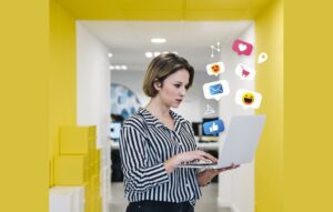 What is the job description of a social media manager?