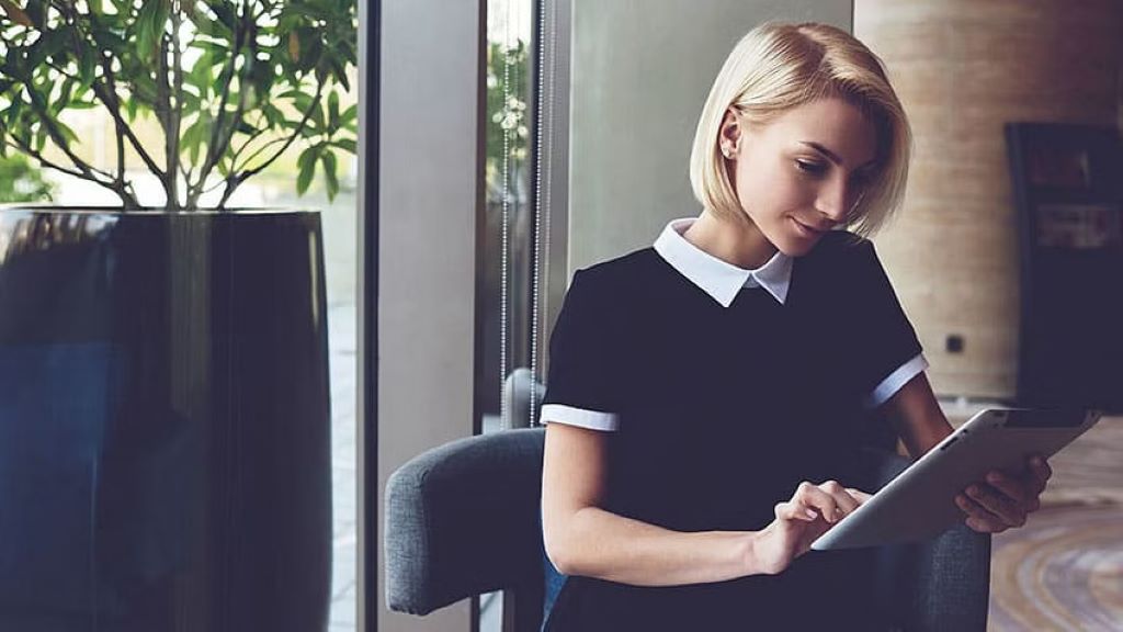 What is the work done by a social media manager?
