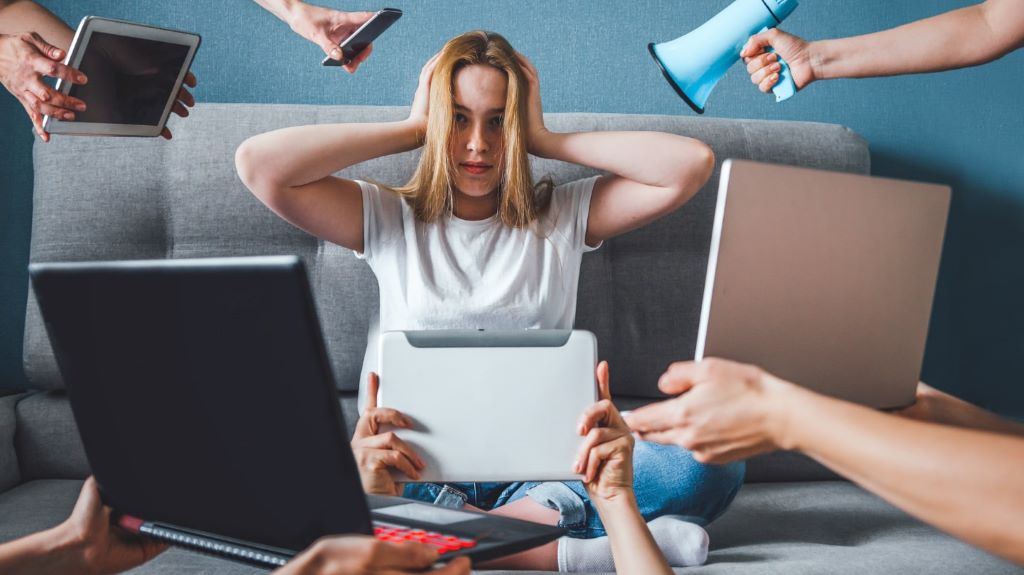 Digital analyst identifying misleading online hype and fake trends in Texas